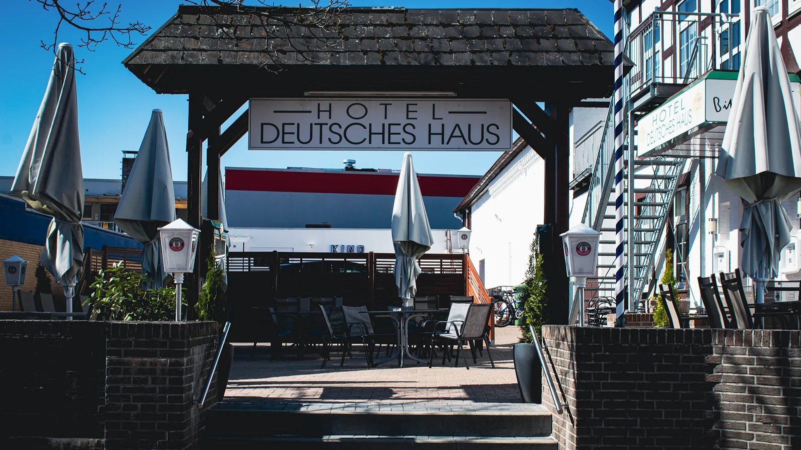 Hotelschild am Eingang des Deutschen Hauses