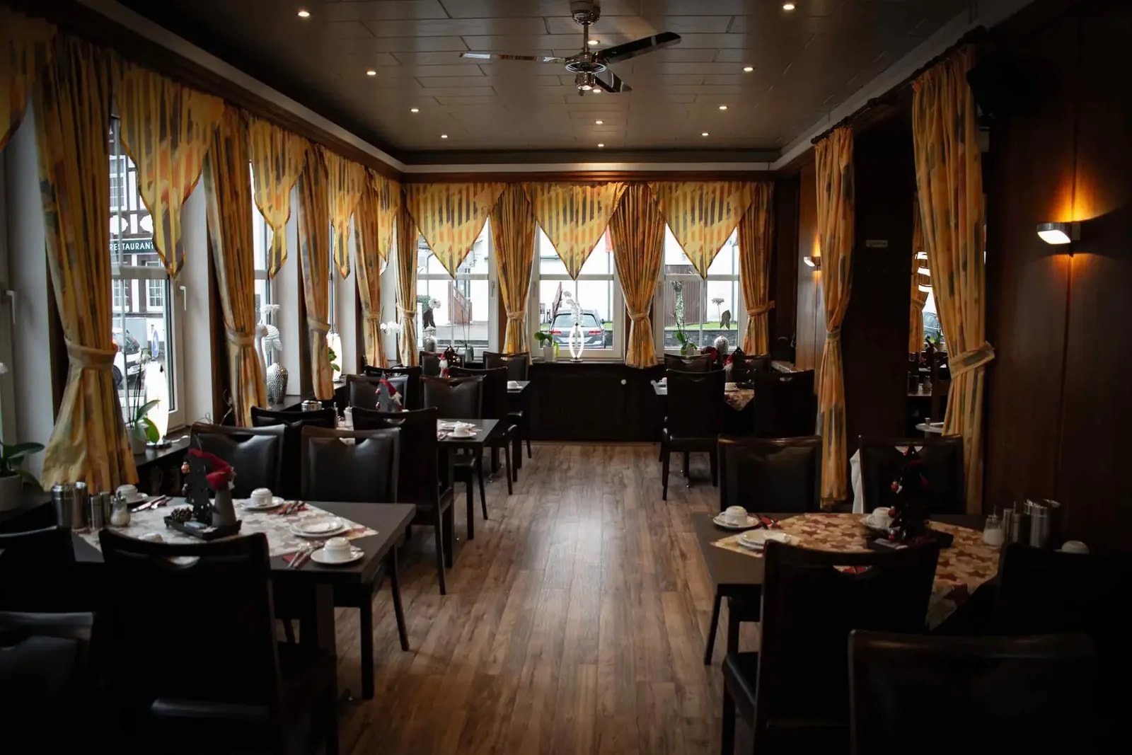Gemütlich eingedeckter Gastraum des Restaurants