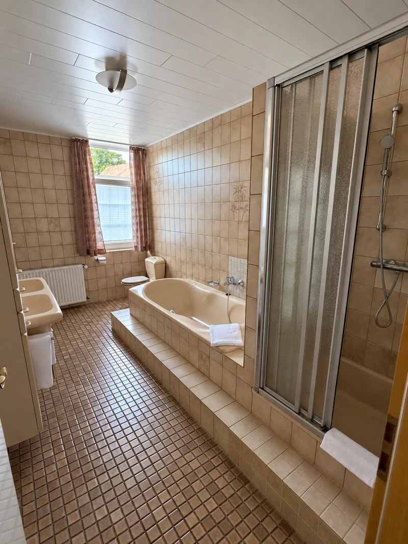 Badezimmer mit Badewanne und separater Dusche