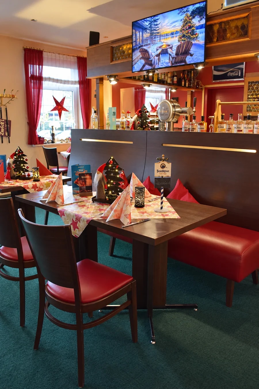 Gedeckter Tisch vor dem Barbereich des Steak House